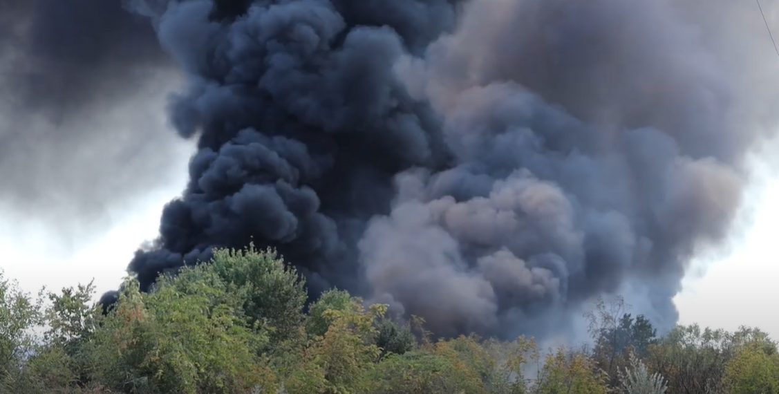 Dva požara gore u istom selu: Gore automobili, a jaka bura otežava posao vatrogascima na terenu