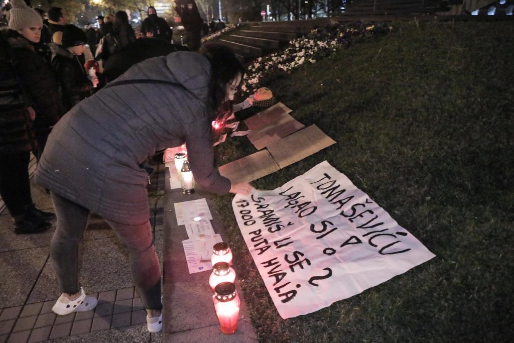 Roditelji palili lampaše pred gradskom upravom ‘Ne uzimaj mi kruh, voli te tvoja Barbara’