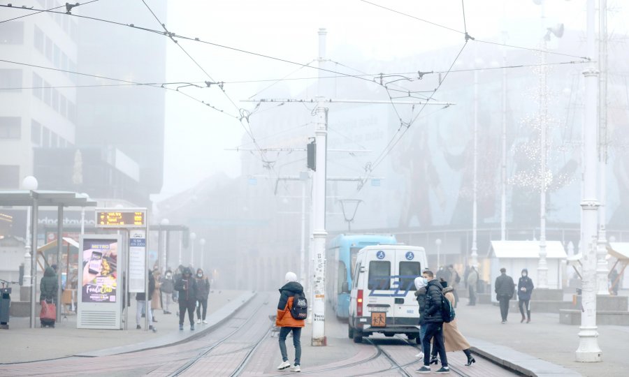 Zimski uvjeti na većini cesta u Gorskom kotaru i Lici, olujni vjetar zatvara ceste