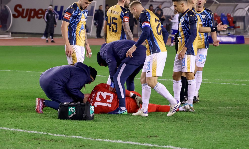 Dramatične scene na Poljudu, vratar Rijeke izgubio svijest nakon pada preko Livaje