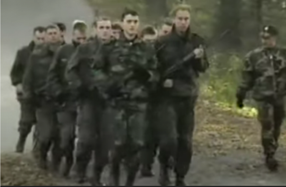 KRATKA OBUKA PA U RAT! POJAVIO SE GENIJALAN VIDEO: Mlade ‘zenge’ na vatrenom krštenju