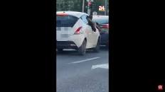 Nevjerojatan video iz Zadra: Na semaforu kroz prozor izvadio “zolju” i čekao zeleno svjetlo