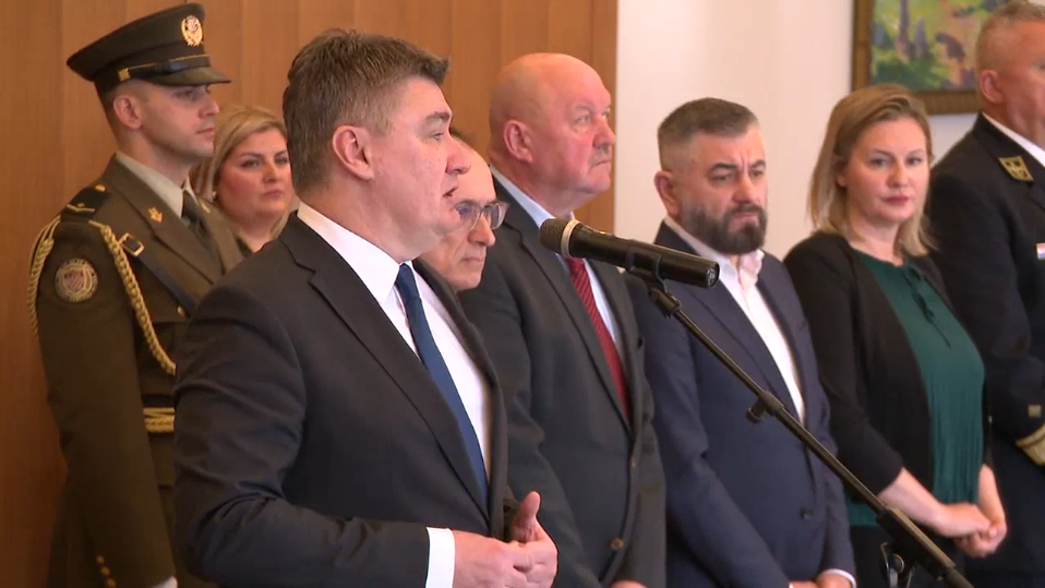 Milanović uručuje časničke bodeže umirovljenim generalima i brigadirima