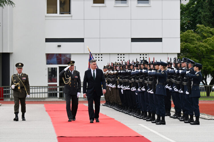 Milanović sazvao vojni vrh i zatražio crveni tepih ispred Ministarstva?