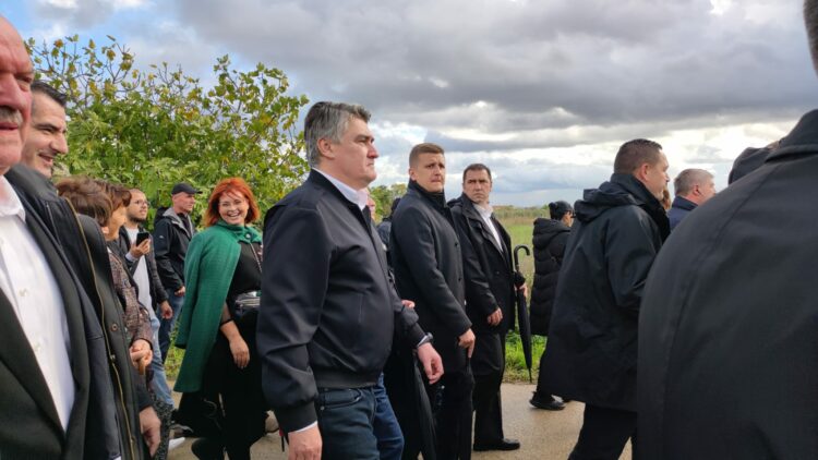 Milanović se u Škabrnji prvi put nakon okršaja susreo s Butkovićem; Skejo i HOS-ovci razvili zastavu s imenom ustaškog pukovnika