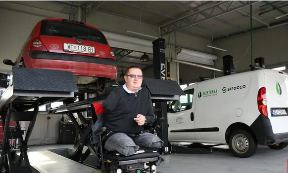 Bez obje noge i ruke ostvario je svoj san i otvorio radionu: Ima pet radnika, tri s invaliditetom