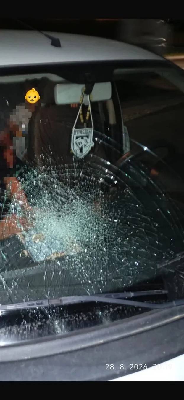 DIVLJAČKI NAPAD Ženi s djecom u autu u Splitu udarcima razbio šoferšajbu! 'Beba ne spava 4 dana, šok je...'