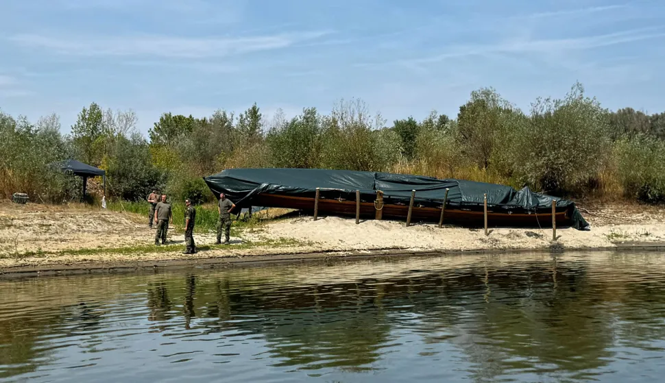 Hrvatska vojska spašava repliku antičkog broda nasukanu na obali Drave