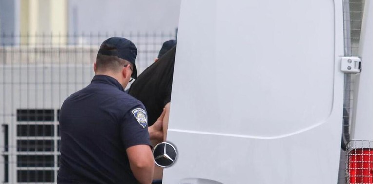 Mladići bludničili nad maloljetnicom i sve lajvali na netu: "Stari te gleda u lajvu"
