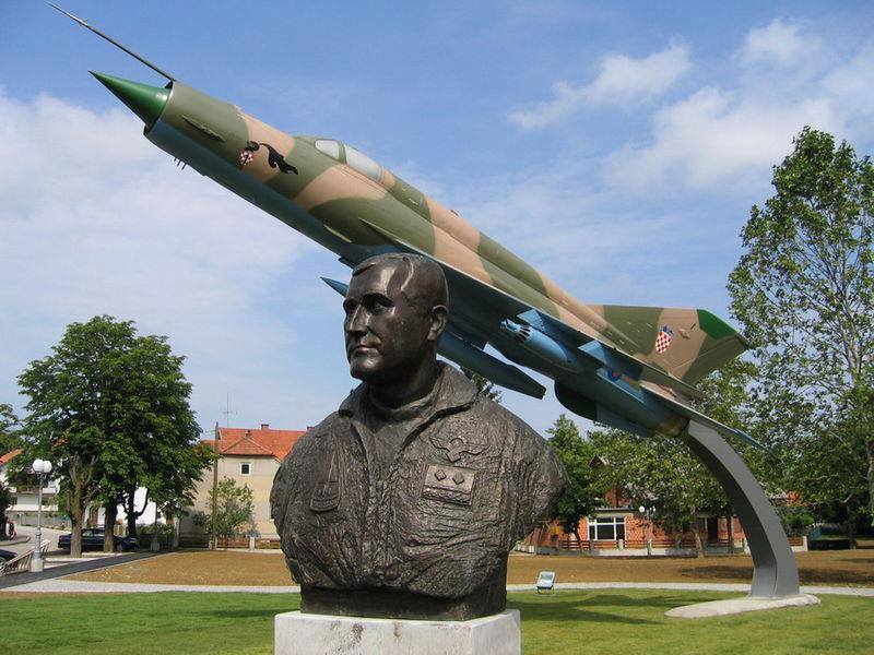 Gornja Stubica danas u znaku Rudolfa Perešina: Rafale, Krila Oluje i Black Hawk u letačkom programu