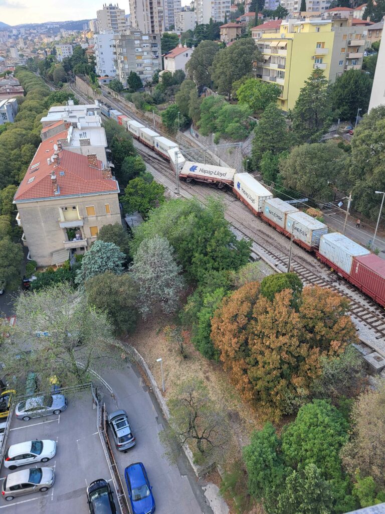 Željeznička nesreća kod Rijeke; Teretni vlak iskočio iz tračnica, promet između Rijeke i Škrljeva obustavljen