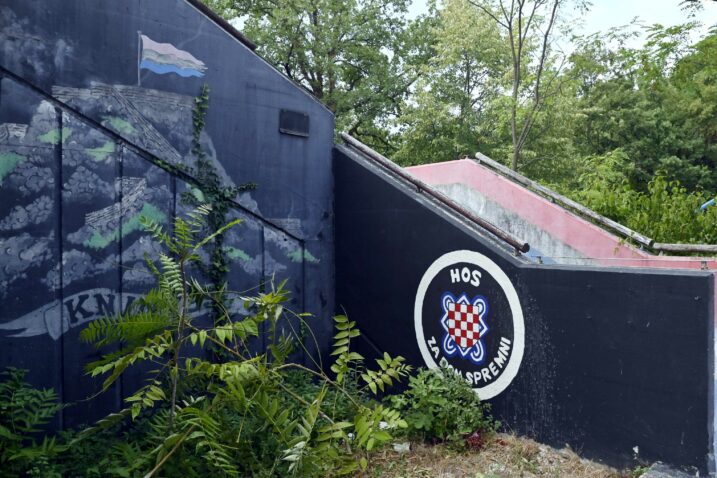 Građani traže uklanjanje HOS-ovog grafita kraj škole u Rijeci. Evo što su odgovorili iz Grada