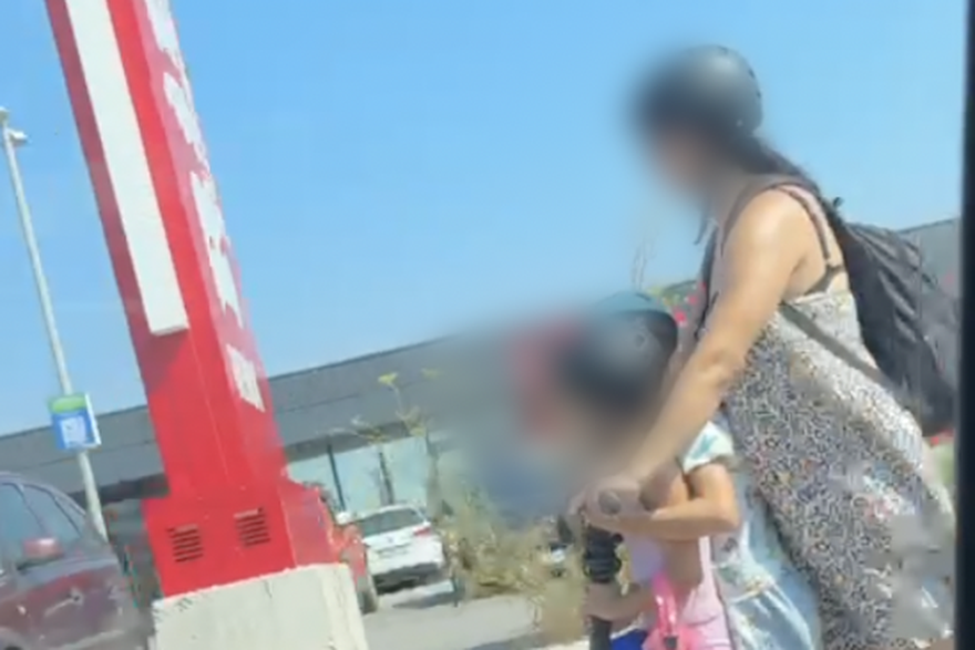 POGLEDAJTE VIDEO NEVJEROJATNO U Kaštelama je vozila dvoje djece na romobilu!