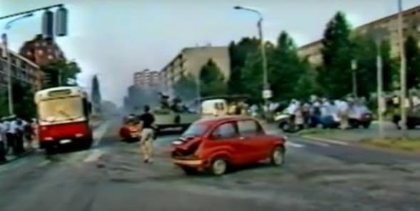 Branko Breškić staje Fićom pred kolonu tenkova