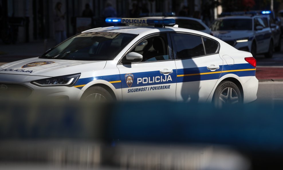 Letjele šake Kaos u Stobreču: Razbijao kafić, vikao da će sve pobiti pa krenuo i na policajce
