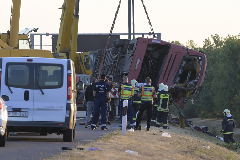 Teška prometna nesreća u Mađarskoj: Prevrnuo se autobus, najmanje 12 poginulih