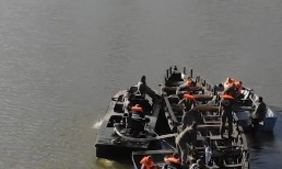 Kakva akcija: Hrvatska vojska izvukla repliku rimskog broda iz Drave