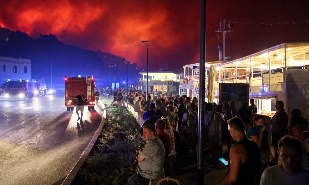 katastrofalan požar VELIKA GALERIJA Tužni prizori iz Dalmacije: Rijeka ljudi bježi pred plamenom buktinjom