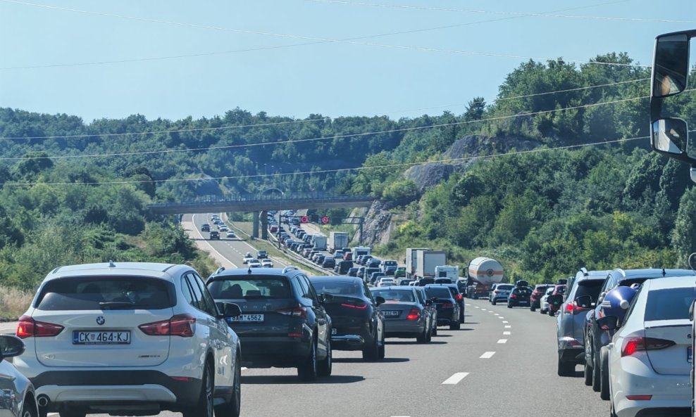 Ogromna kolona na A1 prema moru, HAK upozorava vozače