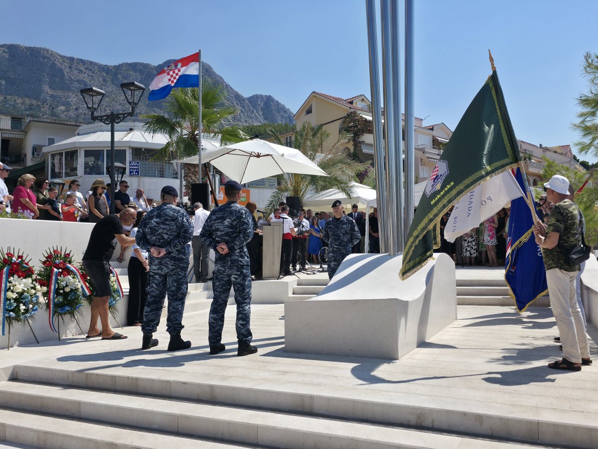 Svečano otkriven spomenik hrvatskim braniteljima u Podgori