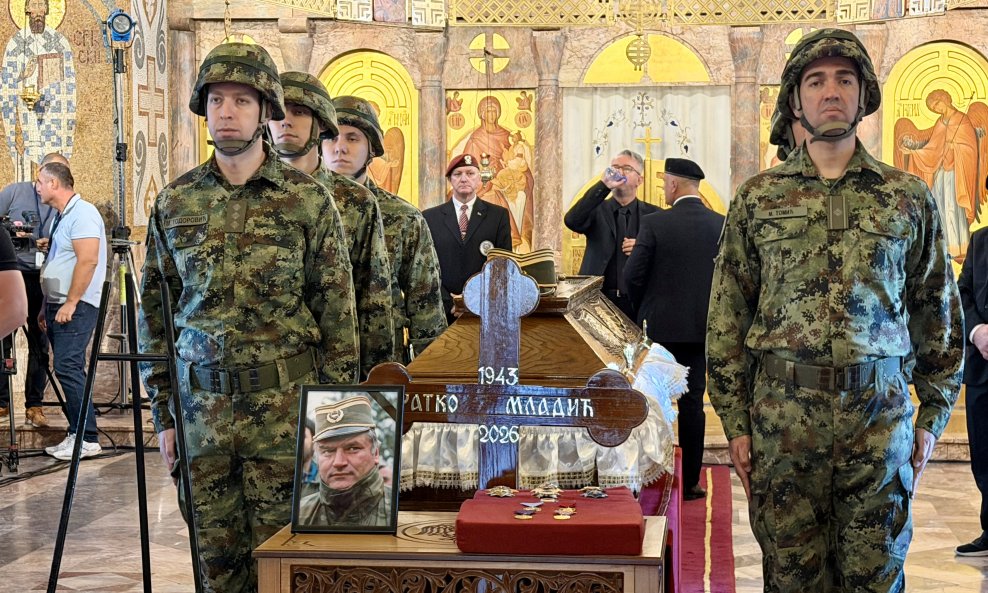 Degutantni prizori u Beogradu: Mladićev lijes uz počasnu stražu i sablju, tisuće ljudi čekaju u redu