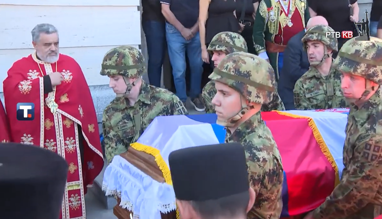 SRBIJA JE PREŠLA CRTU: Ratni zločinac Mladić pokopan uz vojsku, orkestar i tri počasna plotuna – šest ministara došlo na ispraćaj