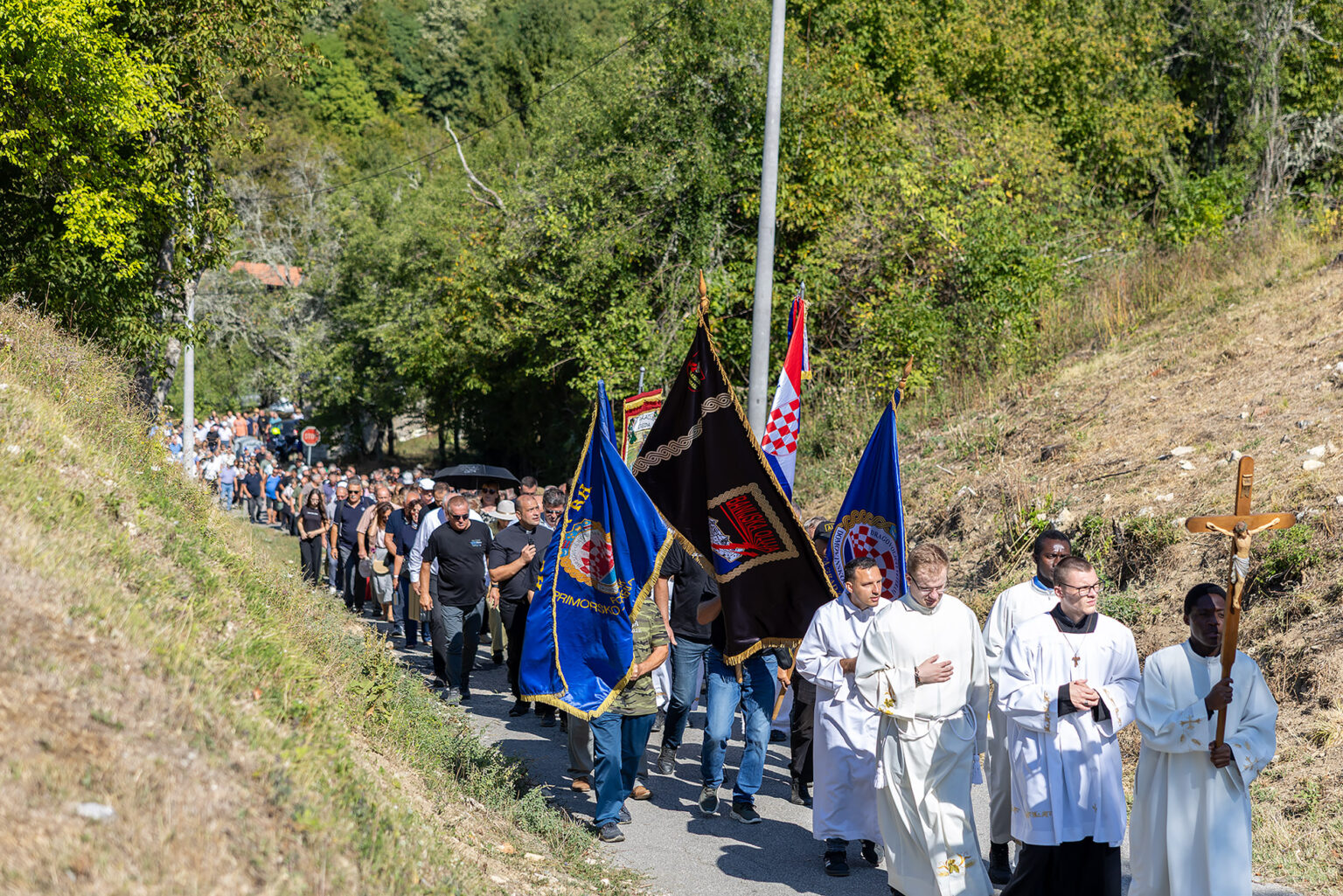 ZVONA SU SE VRATILA U ZRIN: Dragovoljci i veterani na 83. obljetnici genocidnog stradanja Zrinjana