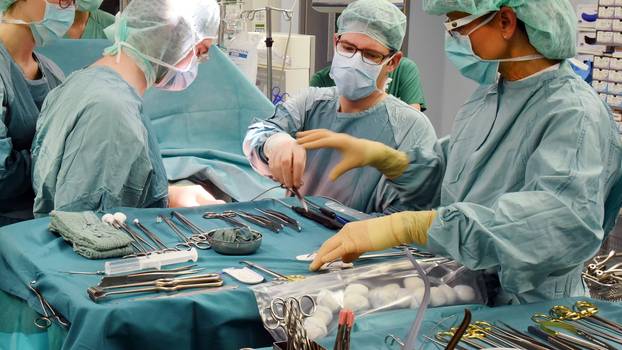 BEZ DIJALIZE Povijesni medicinski pothvat! Čovjek čak devet mjeseci živio sa svinjskim bubregom