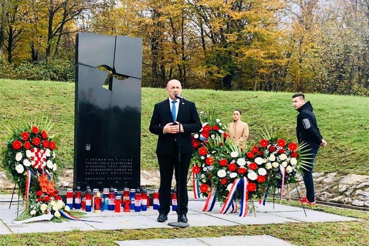 RATNI ZLOČINI BEZ PRAVOMOĆNOG EPILOGA – 19. nastavak Kostrići 1991.: Ubijeno cijelo selo, devetorica optuženih oslobođena zbog nedostatka dokaza