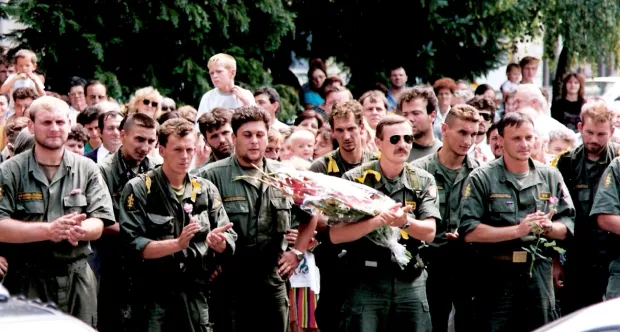 Doček Baruna u Zlataru nakon Oluje. Mirko Horvatin s cvijećem u ruci