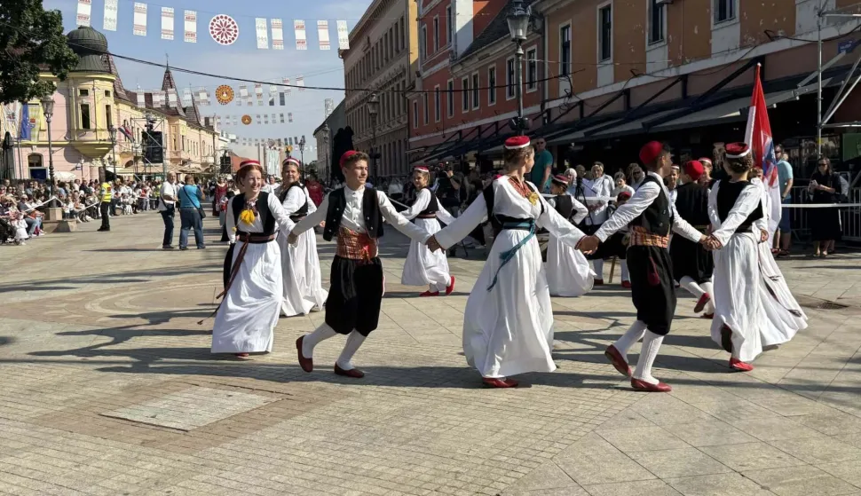 61. VINKOVAČKE JESENI Više od 1800 najmlađih čuvara tradicije svečanim mimohodom preuzelo Vinkovce