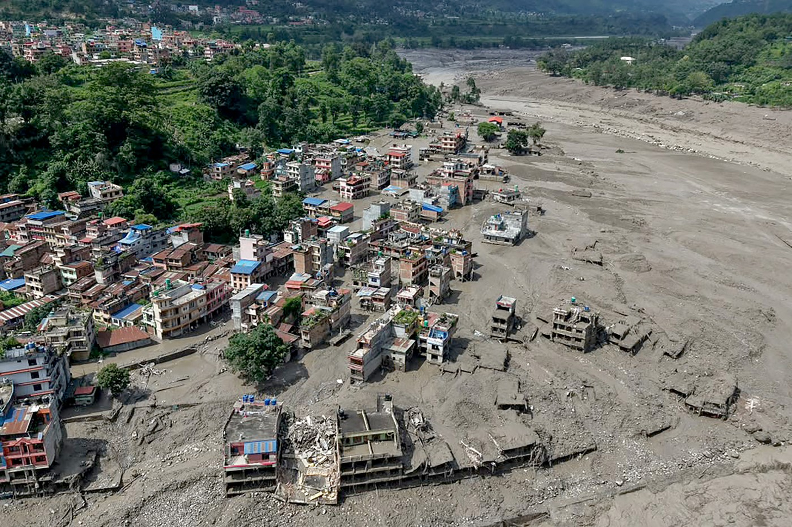 Katastrofa u Nepalu. 30 mrtvih, stotine nestalih, među njima skoro 300 turista