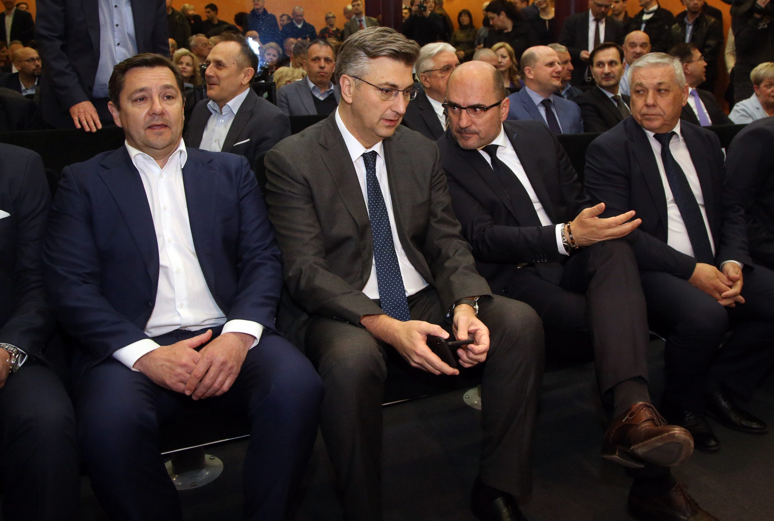 Tri imenovanja Andrije Mikulića i veliki igrači s otpadom: Što Plenković još nije objasnio javnosti?