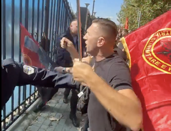 Burne scene nakon presude Thaçiju: U Prištini prosvjedi, u Haagu sukob s policijom