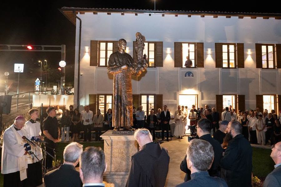 Na ulazu u Opatiju postavljen kip Alojzija Stepinca, blagoslovio ga nadbiskup Uzinić