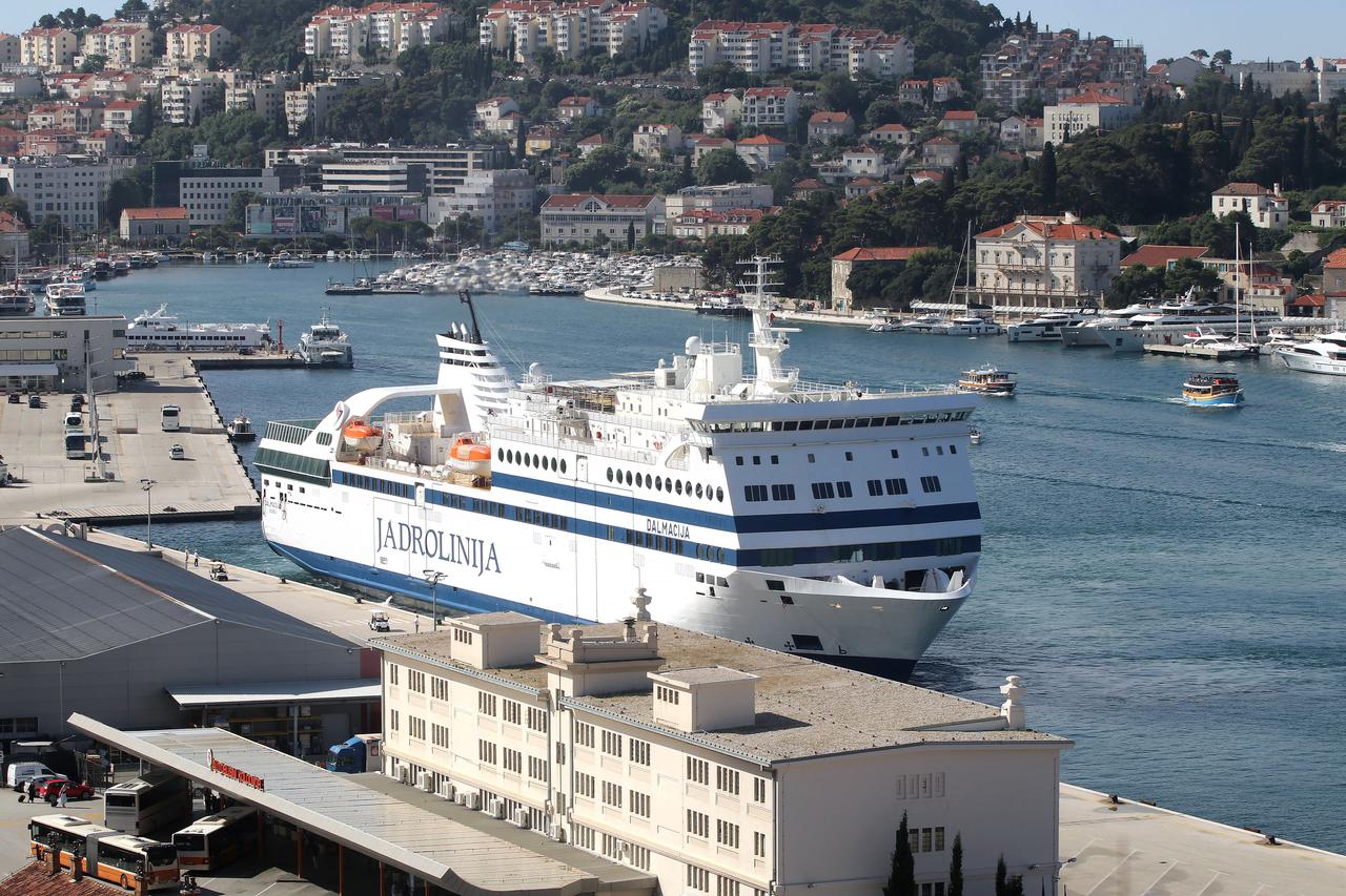 DALMACIJA NE PLOVI Jadrolinija u problemima, pokvario se najveći trajekt: Otkazana brojna putovanja