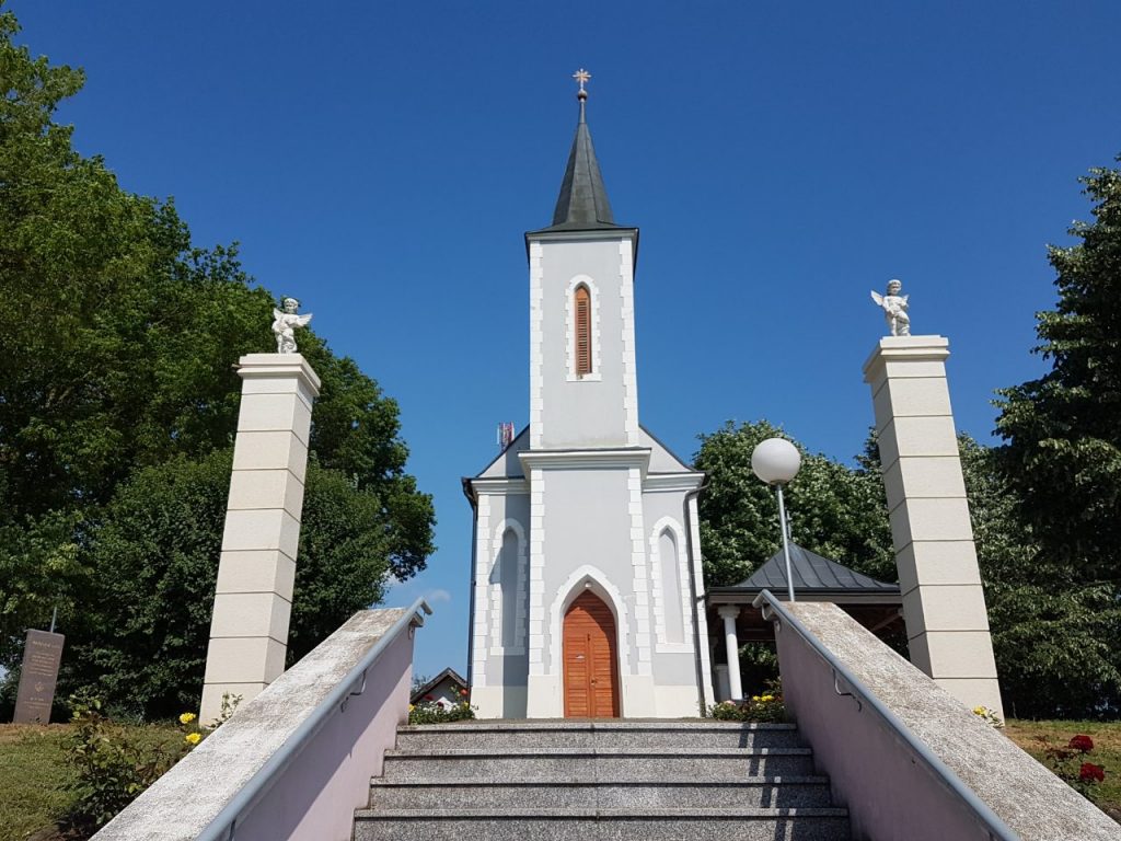Kapelica Čudotvorne Majke Božje Molvarske