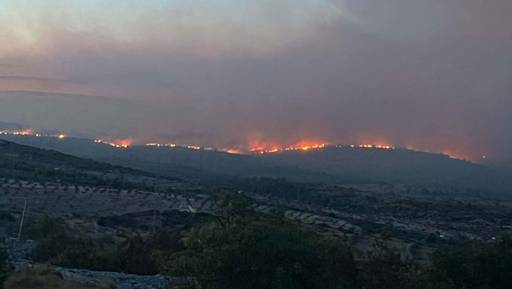 Požar na Braču i dalje aktivan: 180 vatrogasaca na terenu, dio otoka bez struje