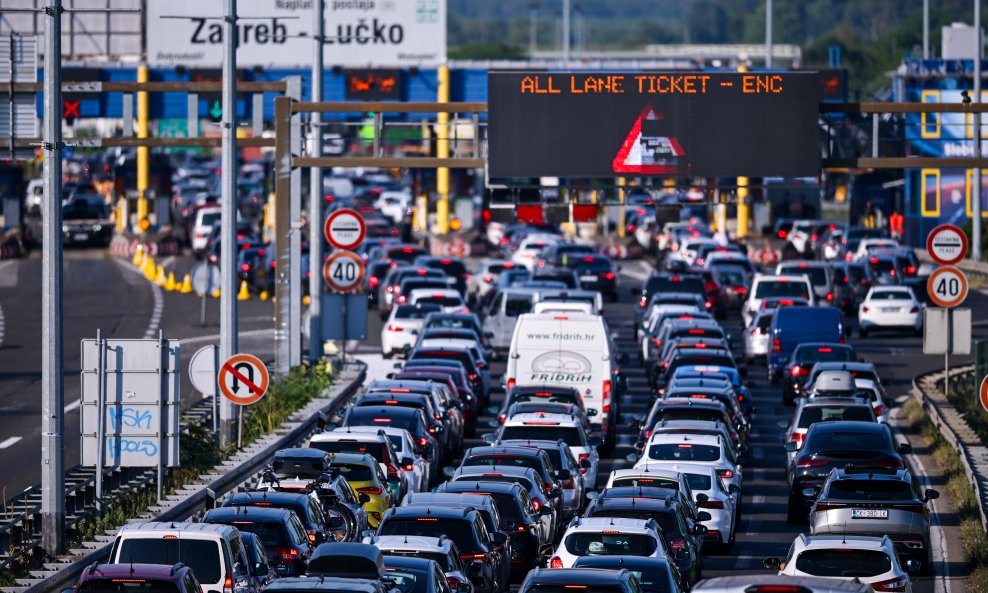 STANJE U PROMETU: Gužve prema moru, na A1 prometna nesreća, kod Lučkog kolona od 7 kilometara