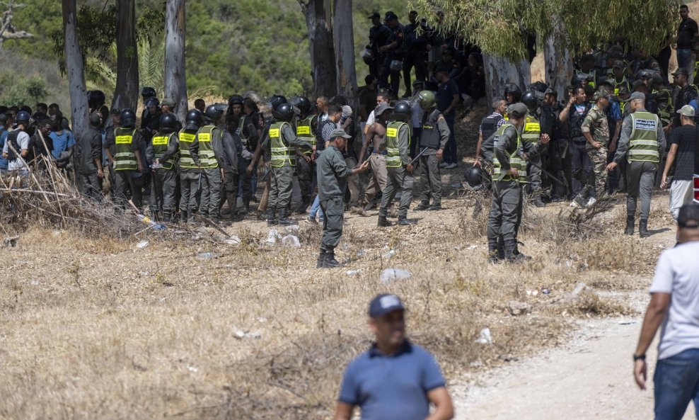 Drama na granici EU-a: Marokanska policija suzavcem, dronovima i helikopterima spriječili migrante da uđu u Ceutu