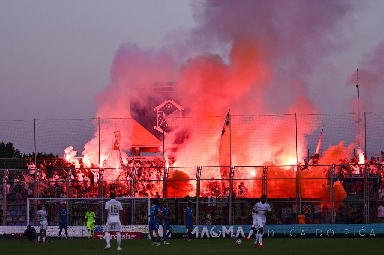 TORCIDA, NE MOŽE SE U KNINU KLANJATI PUMAMA, A U VARAŽDINU PALITI TRIBINU!