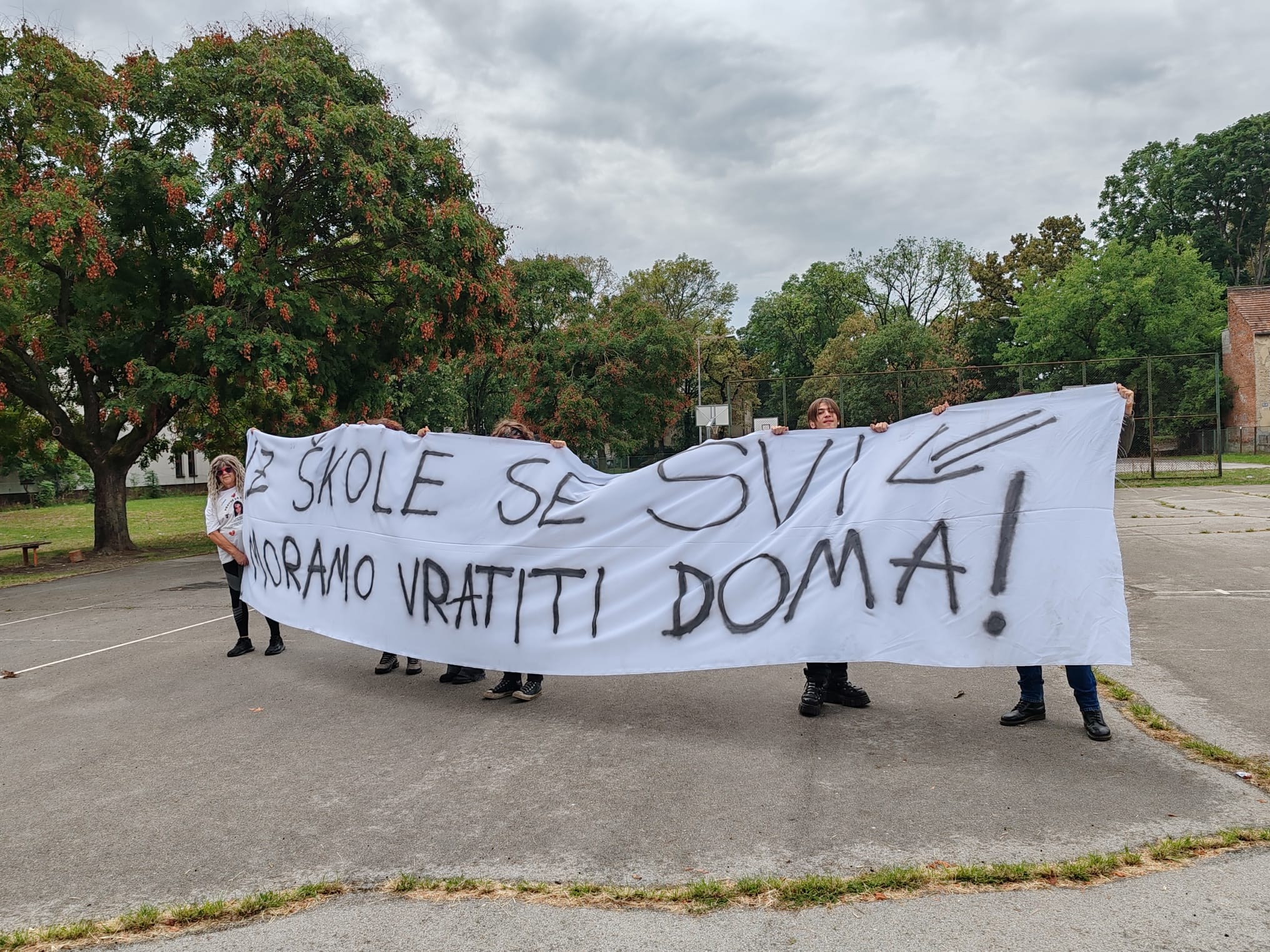 Roditelji prosvjeduju ispred škole u Voltinom: Traže strože mjere sigurnosti i mogućnost pregleda učenika
