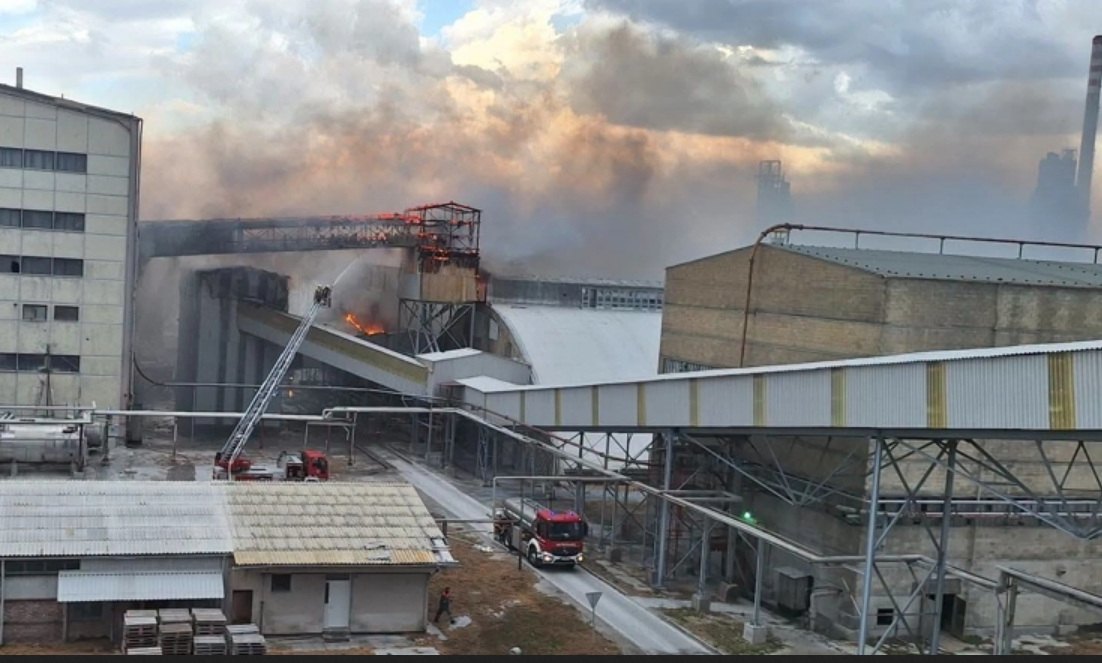 Požar u Petrokemiji u Kutini: Na teren stigli vatrogasci iz okolnih mjesta, čeka se službeno priopćenje