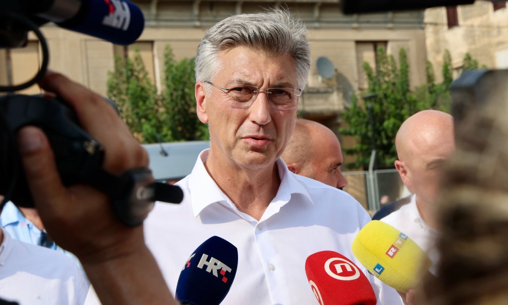 KLJUČNE TEME Plenković o Gospiću, sukobu u Sinju i rukovanju s Milanovićem: 'Iskreno, nije me briga'