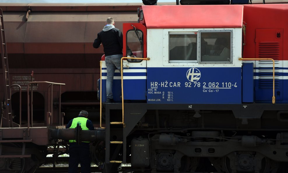 UMALO SUDAR Novi detalji: Nakon prolaska kroz crveno vlak je automatski stao, ali strojovođa ga je opet pokrenuo