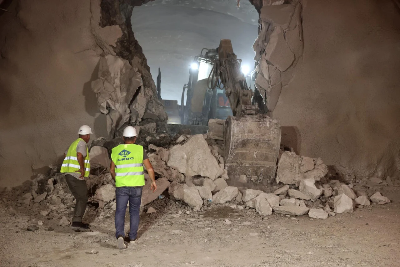 Senzacionalno, imamo snimku, tunel kroz Kozjak upravo je probijen; ušla je svjetlost, ovo je video za povijest