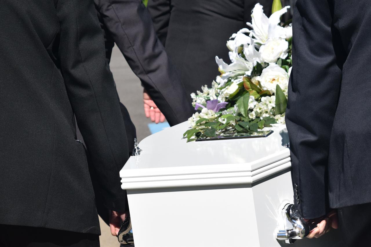 NEPRIMJERENO PONAŠANJE Svećenik upozorio na neobičnu praksu koju sve češće viđa na sprovodima: 'Dajte ljudi...'