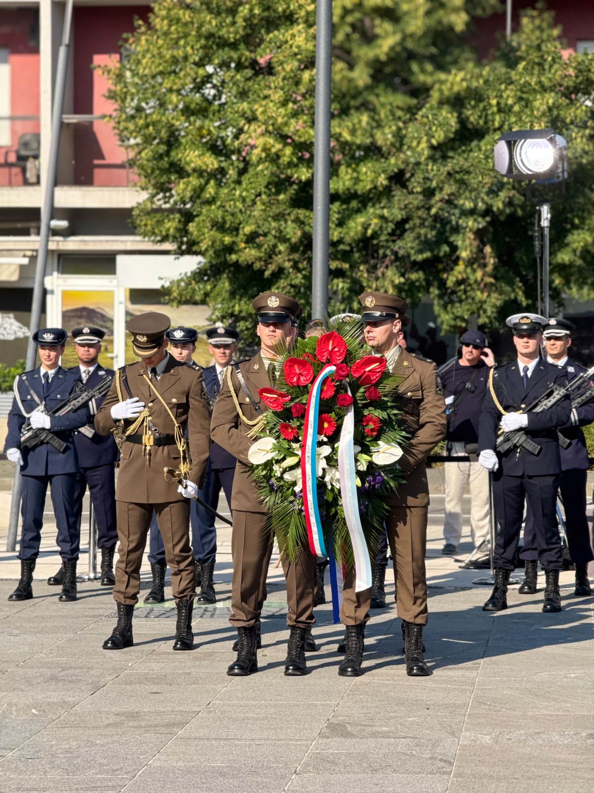 Pred Spomenikom hrvatske pobjede „Oluja '95“ odana je počast poginulim, nestalim i umrlim hrvatskim braniteljima