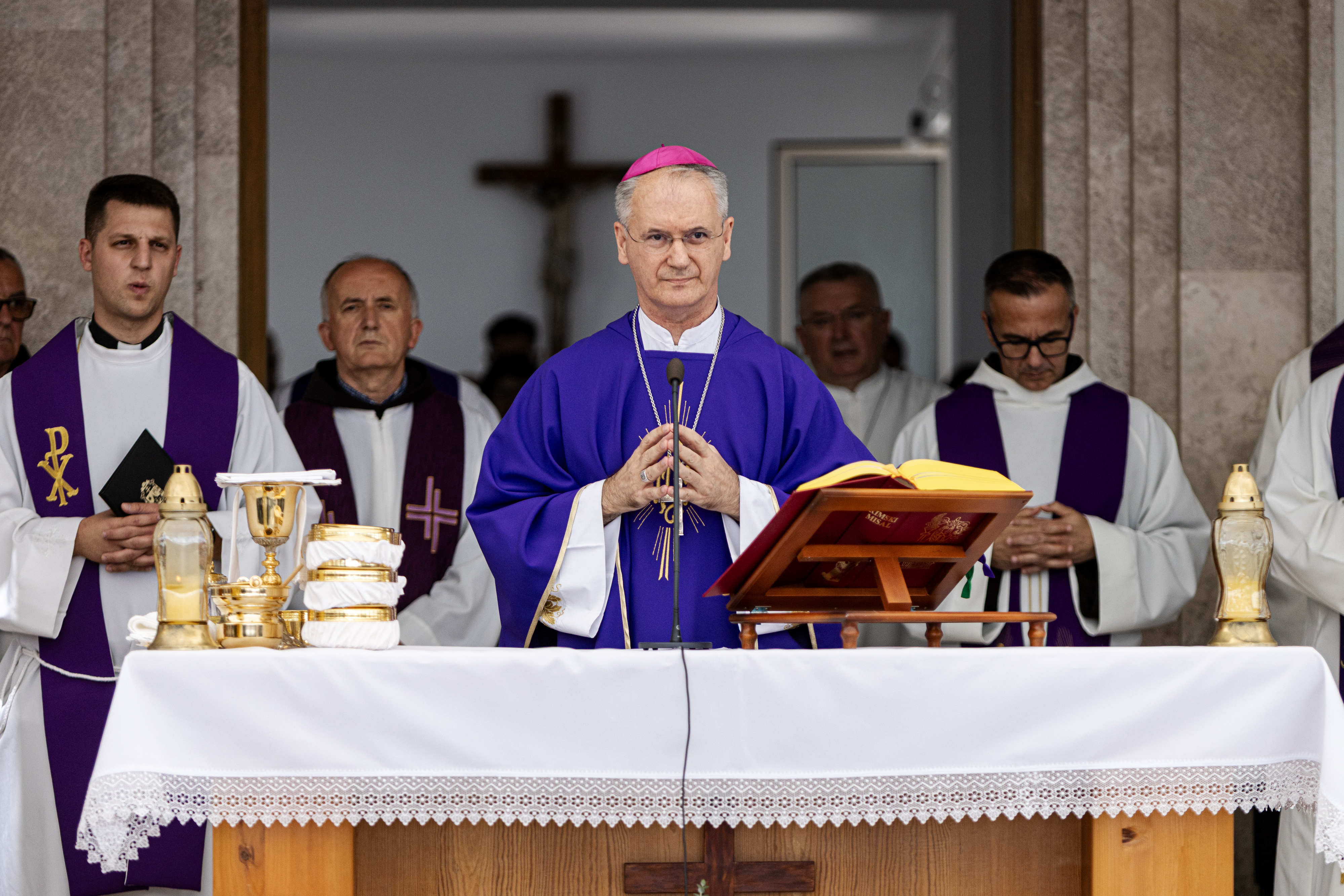 Zagrebački nadbiskup: Zločinci i zločinački režim su osuđeni, ali nad petokrakom grobna tišina