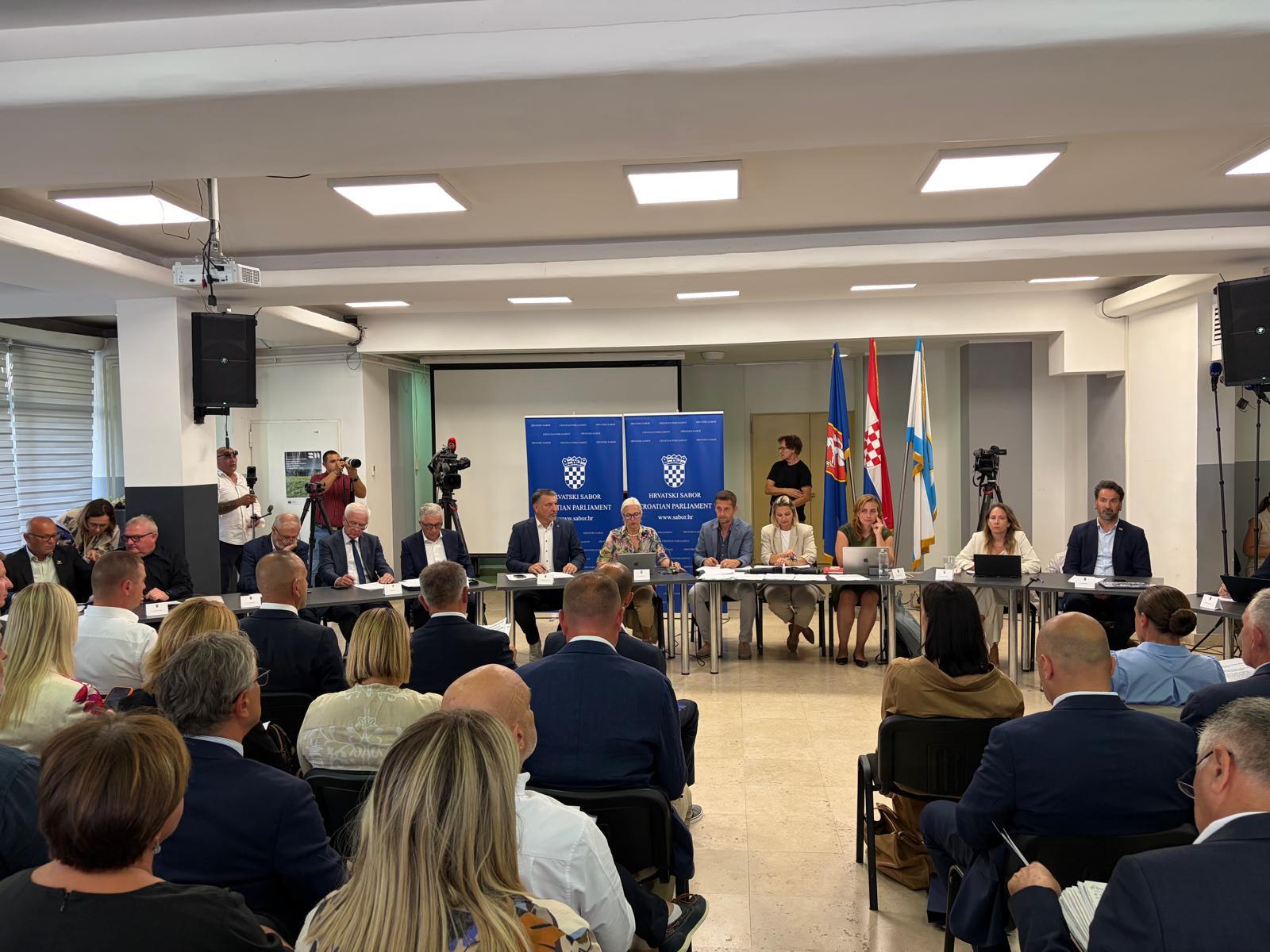 Sjednica saborskog Odbora o otpadu u Gospiću prekinuta nakon odlaska građanskih inicijativa i oporbe